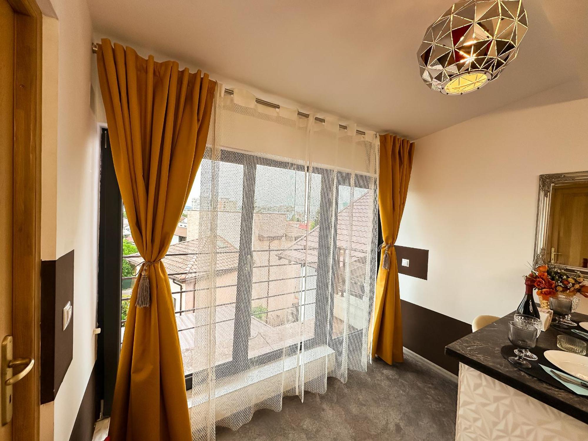 The Royal - Studio With Balcony & Panoramic View Craiova Buitenkant foto