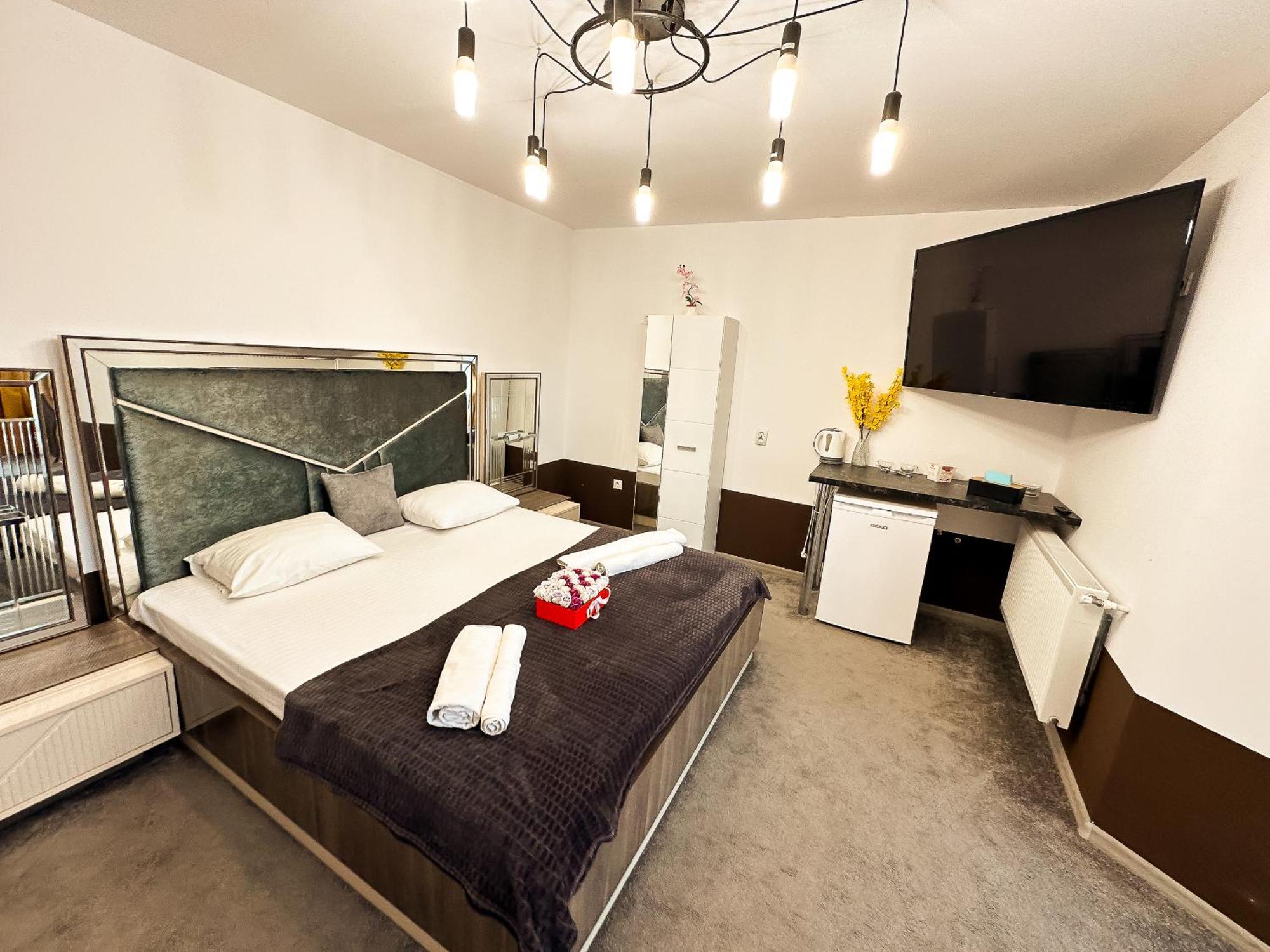 The Royal - Studio With Balcony & Panoramic View Craiova Buitenkant foto