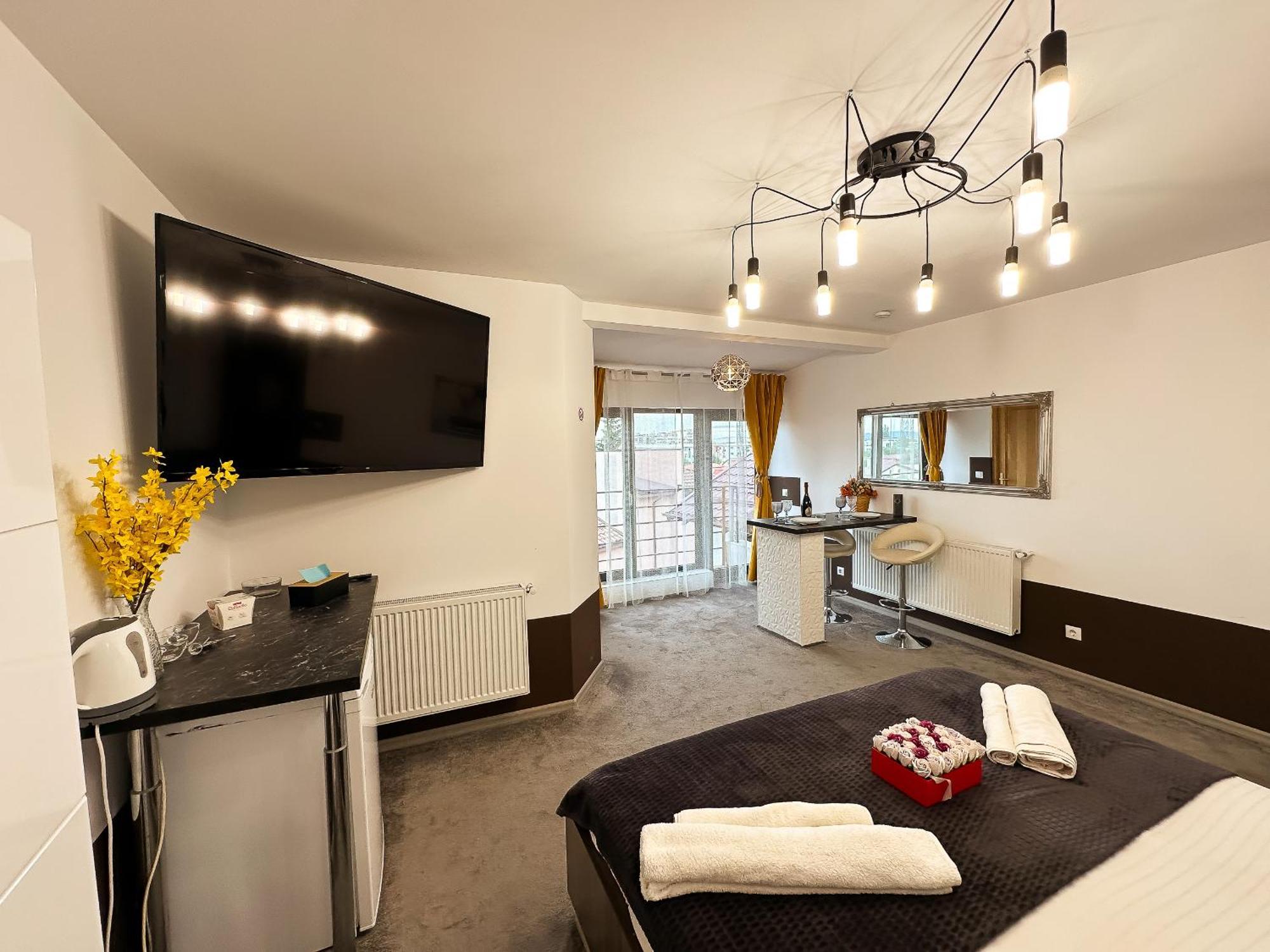 The Royal - Studio With Balcony & Panoramic View Craiova Buitenkant foto